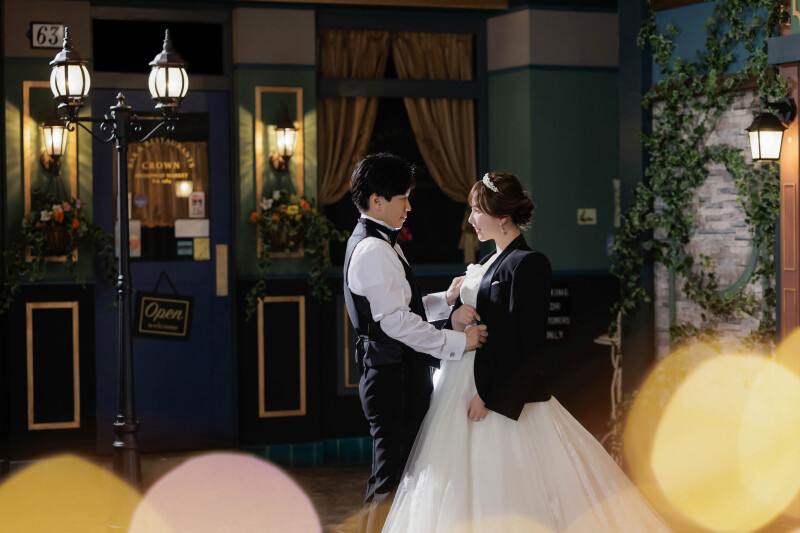 光と配置が引き出す、ふたりの温度感