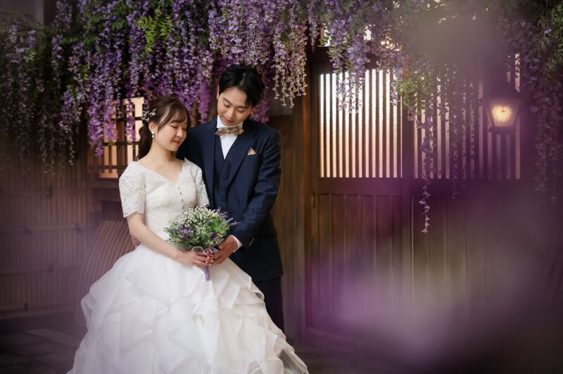 藤の花が優しく見守るおふたりの温和な時間