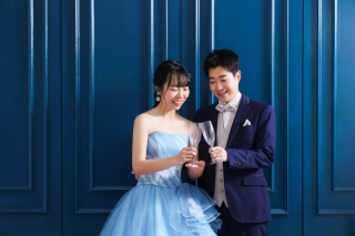 鮮やかな邸宅で乾杯を