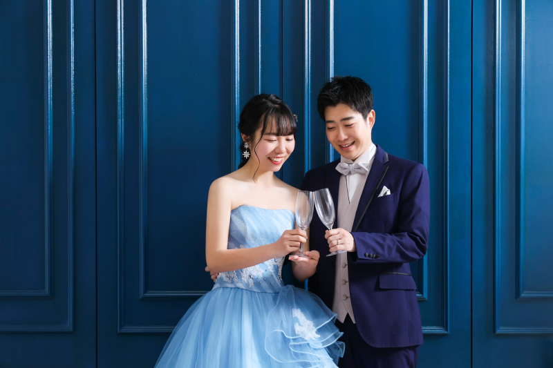 鮮やかな邸宅で乾杯を