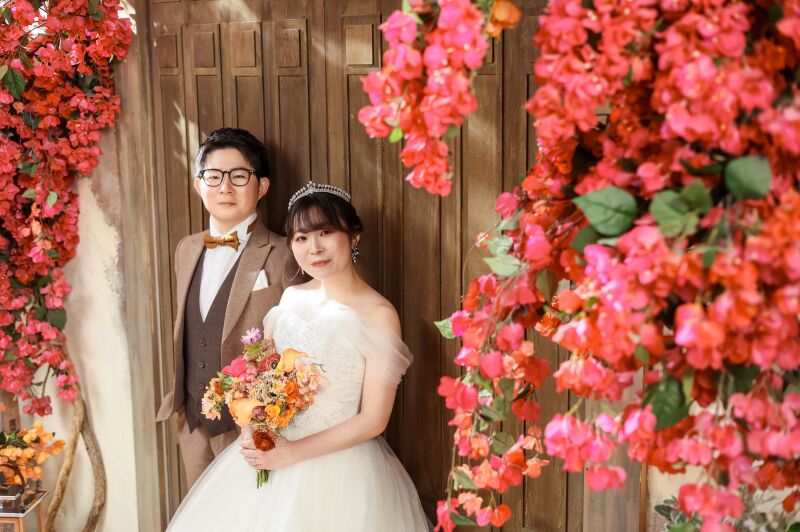 鮮やかなブーケと優しげな寄り添い
