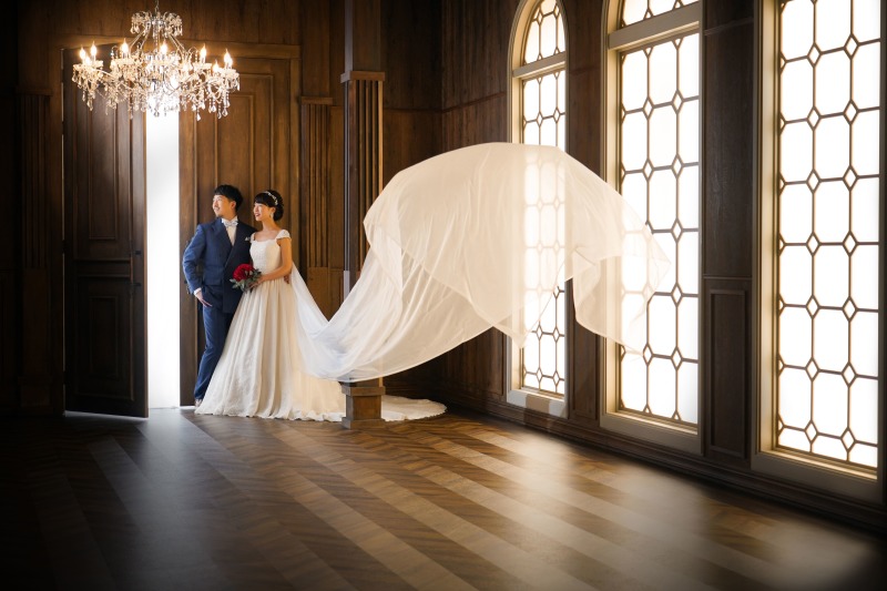 純白のベールと真紅のブーケ