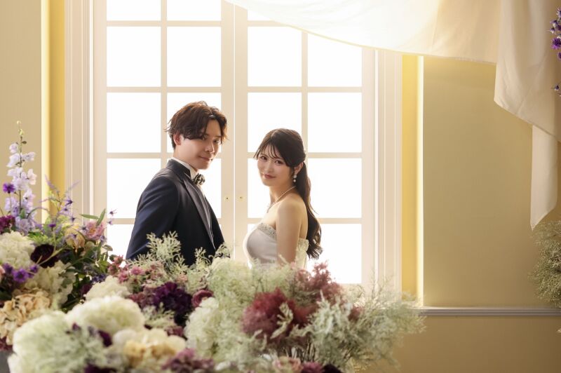 窓辺のやわらかな光と華やかな花々に囲まれて