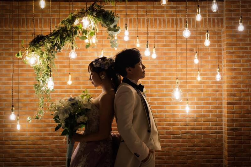 光と配置が引き出す、ふたりの温度感