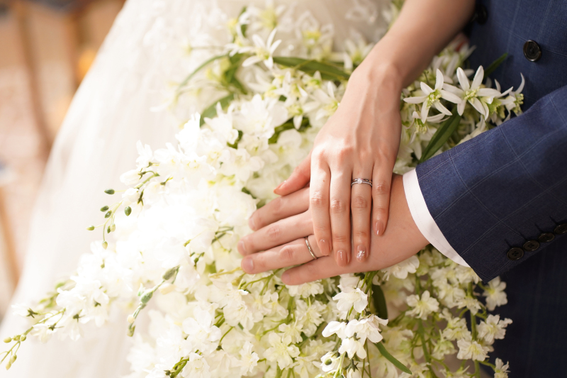 手を取り合って