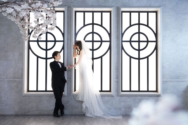 手を取り合って