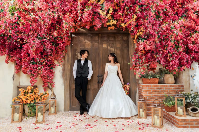 色鮮やかな花々に囲まれたリゾートで