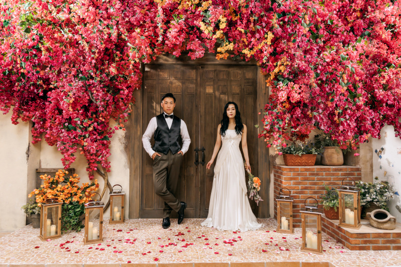 花の下、クールに並ぶふたり