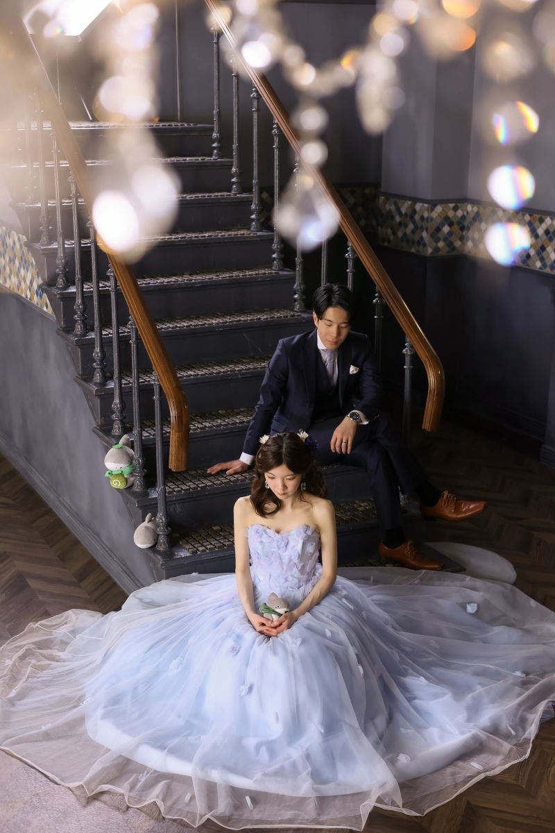 優しく見つめる