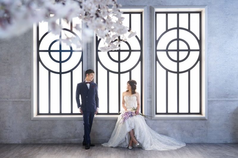 窓際に腰をかけて