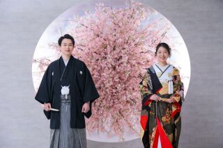 ドラマチックな光と花々に包まれて。洗練されたスタジオで残す特別なアルバム
