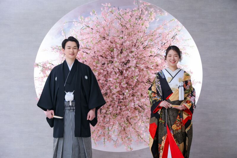 ドラマチックな光と花々に包まれて。洗練されたスタジオで残す特別なアルバム