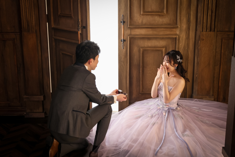 そっと差し出される指輪