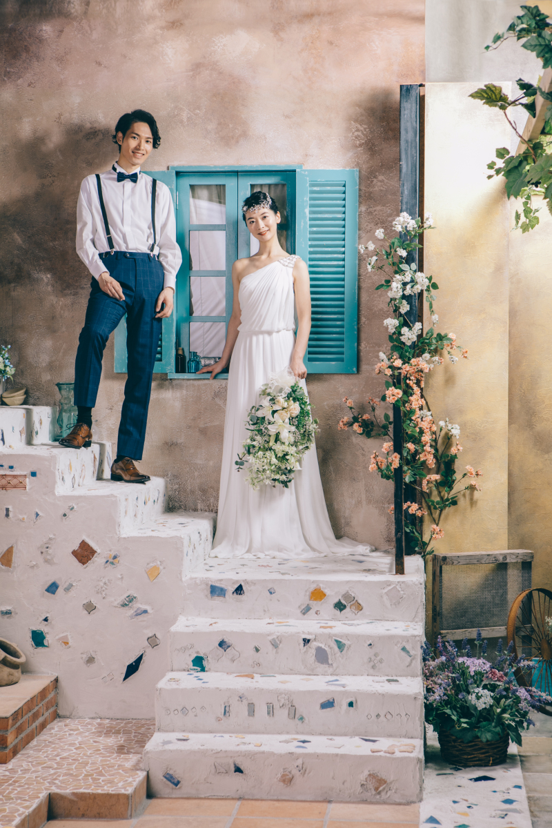 青い小窓の前で 2