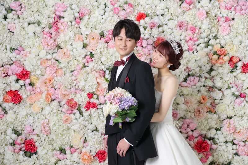 新婦様が寄り添う、仲睦まじいバックハグ