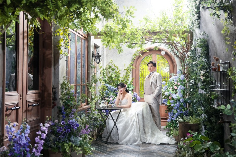 美しく照らす木漏れ日の中で