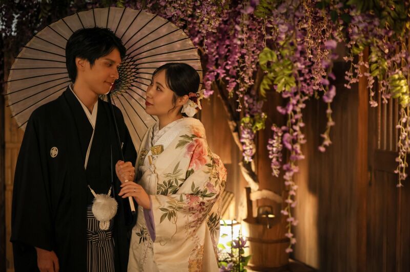 番傘を手に、見つめ合う特別な瞬間