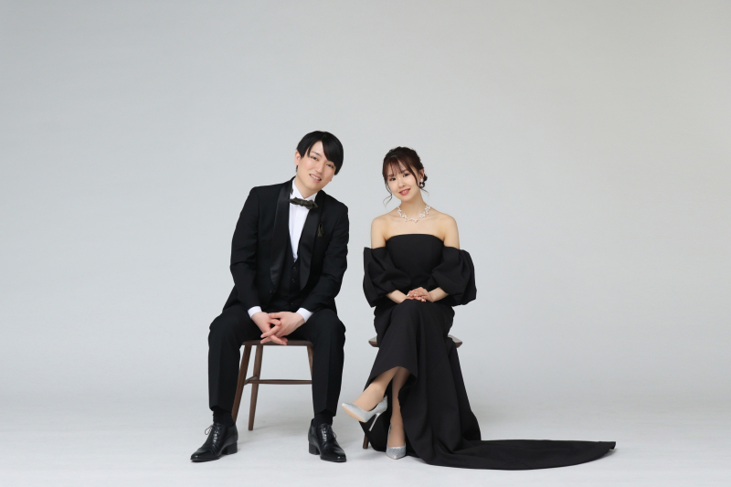 チェアを使ったカジュアルなショットも