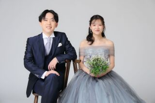 ドラマチックな温もりに包まれる一瞬。ドレスを着こなすスタジオ撮影