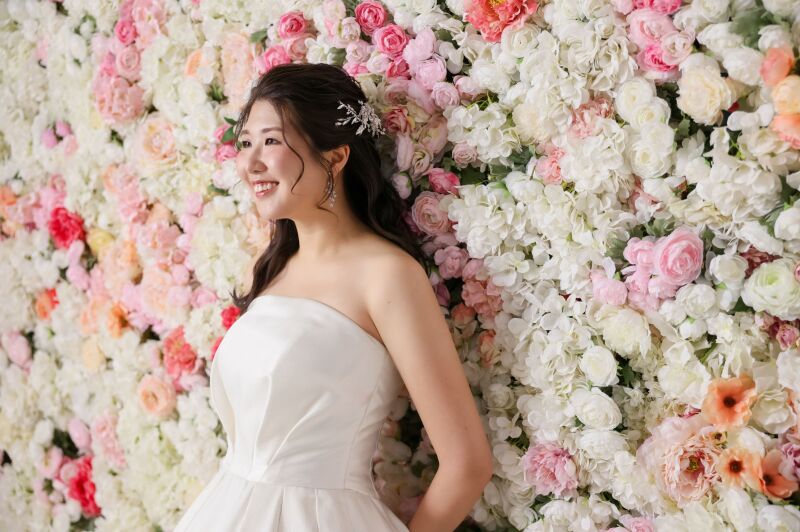 華やかな花々に映える新婦様のソロカット