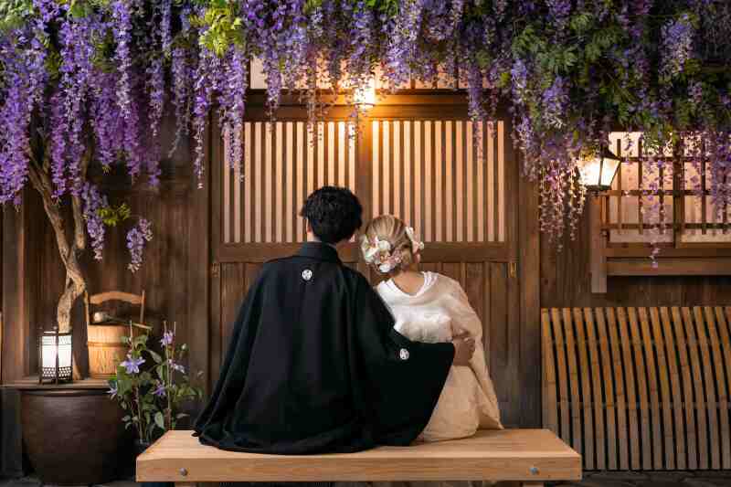 新婦さまの腰に添える手が素敵!