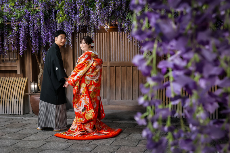 藤に囲まれた後ろ姿