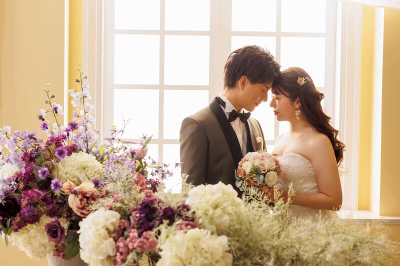 花を挟んで額を寄せる