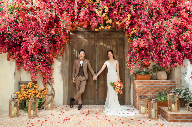 花の下で並ぶ姿