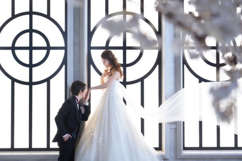 ロングベールを靡かせて