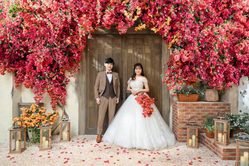 花の下、まっすぐに立つ