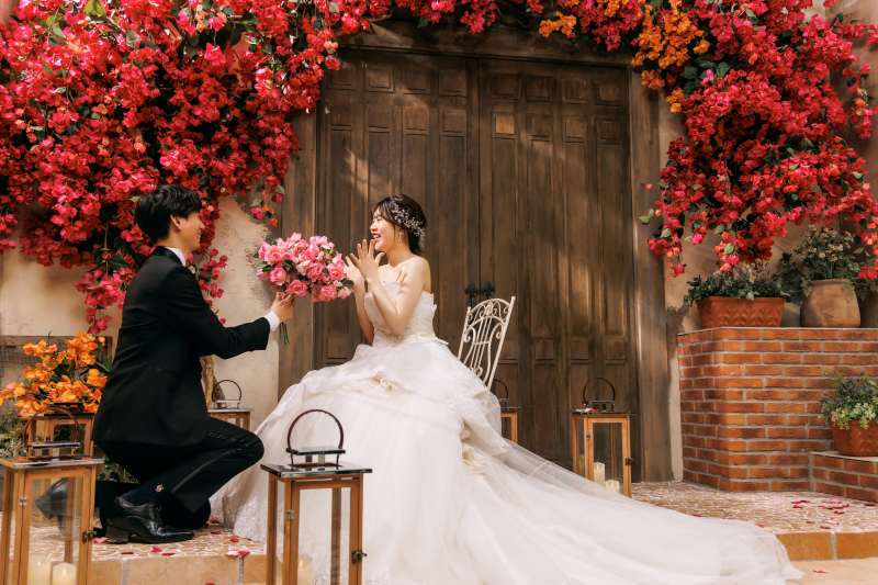 そっと手渡すブーケ