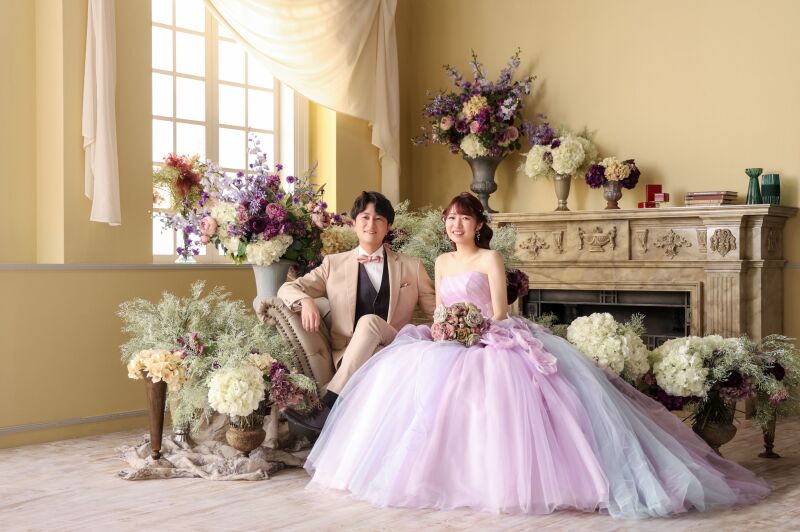 たくさんの装花に囲まれたフェミニンな世界観