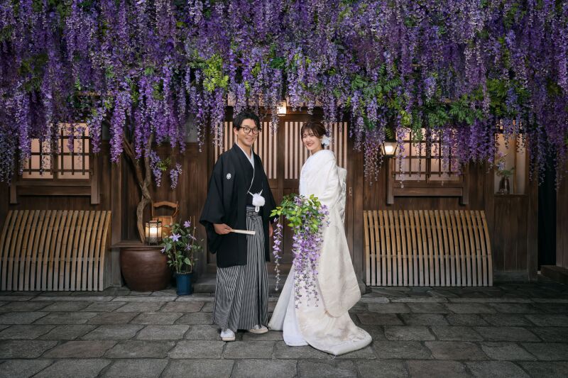 咲き乱れる藤と伝統感のある町屋で、風情ある一枚