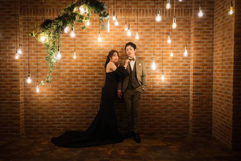 吊るされた灯りと視線の交差