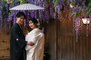 藤が美しく咲く空間で寄り添いあって