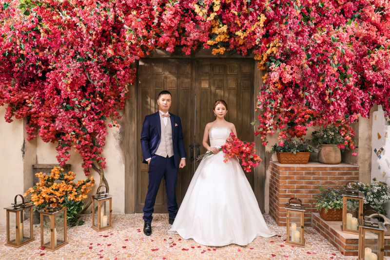 花の下、自然と並ぶふたり