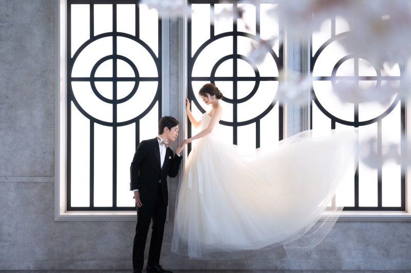 靡くドレスと三連窓