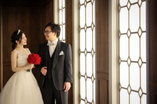 ドラマチックな背景と自然な笑顔が彩るスタジオフォト