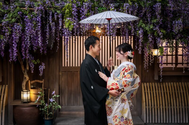 藤の花の下で寄り添うおふたりの優しい表情