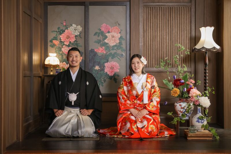 レトロな和室で迎える正座ショット