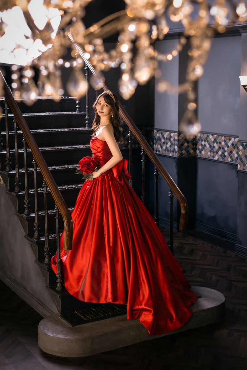 邸宅の階段で鮮やかなカラードレスとともに