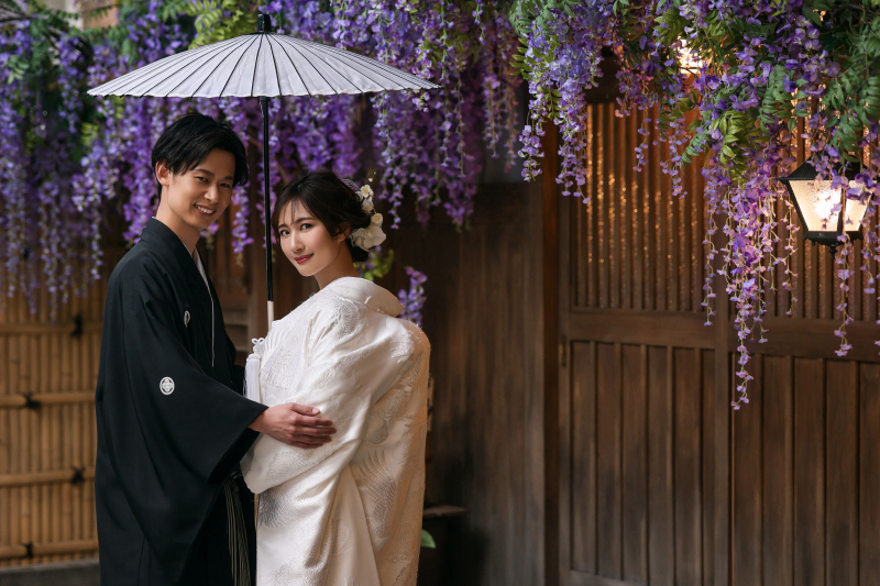 藤が美しく咲く空間で寄り添いあって