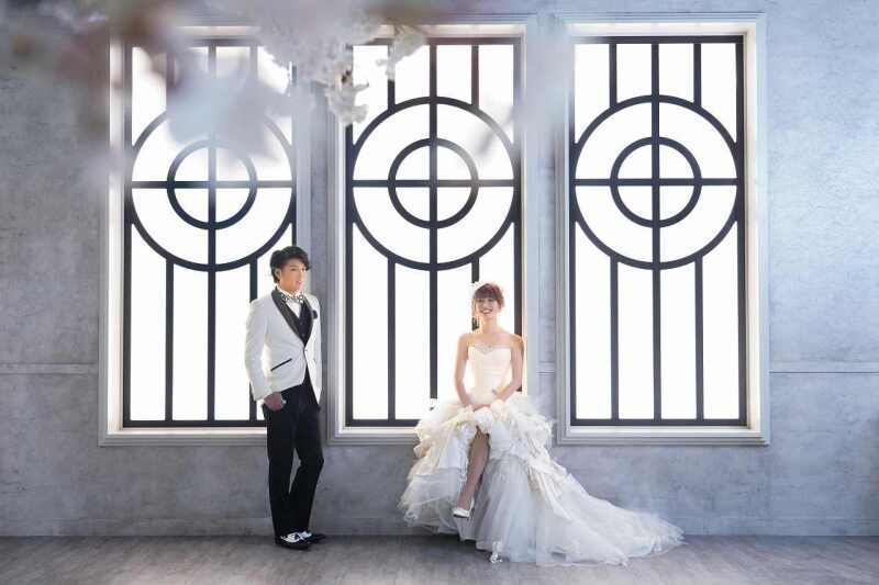 大きな窓の下で