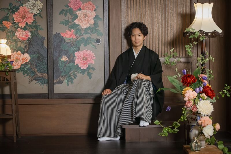 凛とした佇まいで、新郎様の魅力を