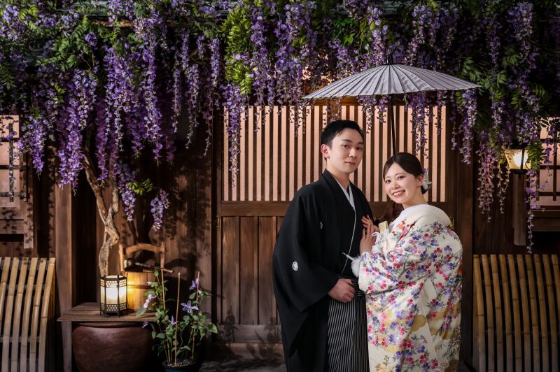 藤の花と和傘が映える和装ショット