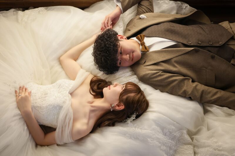 ドレスを贅沢に広げた寝転びのポージング