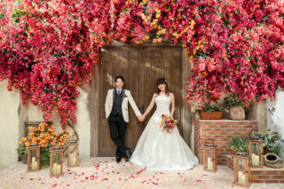 光や花に囲まれながら、自然な距離感で描かれる