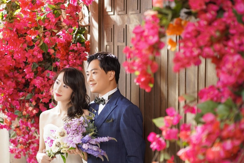 花々に囲まれて