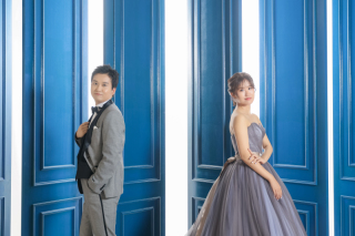 光の中で、背中合わせの誓い