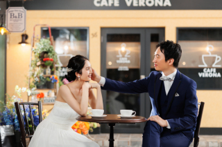 オシャレな街中のカフェでデートの様子を